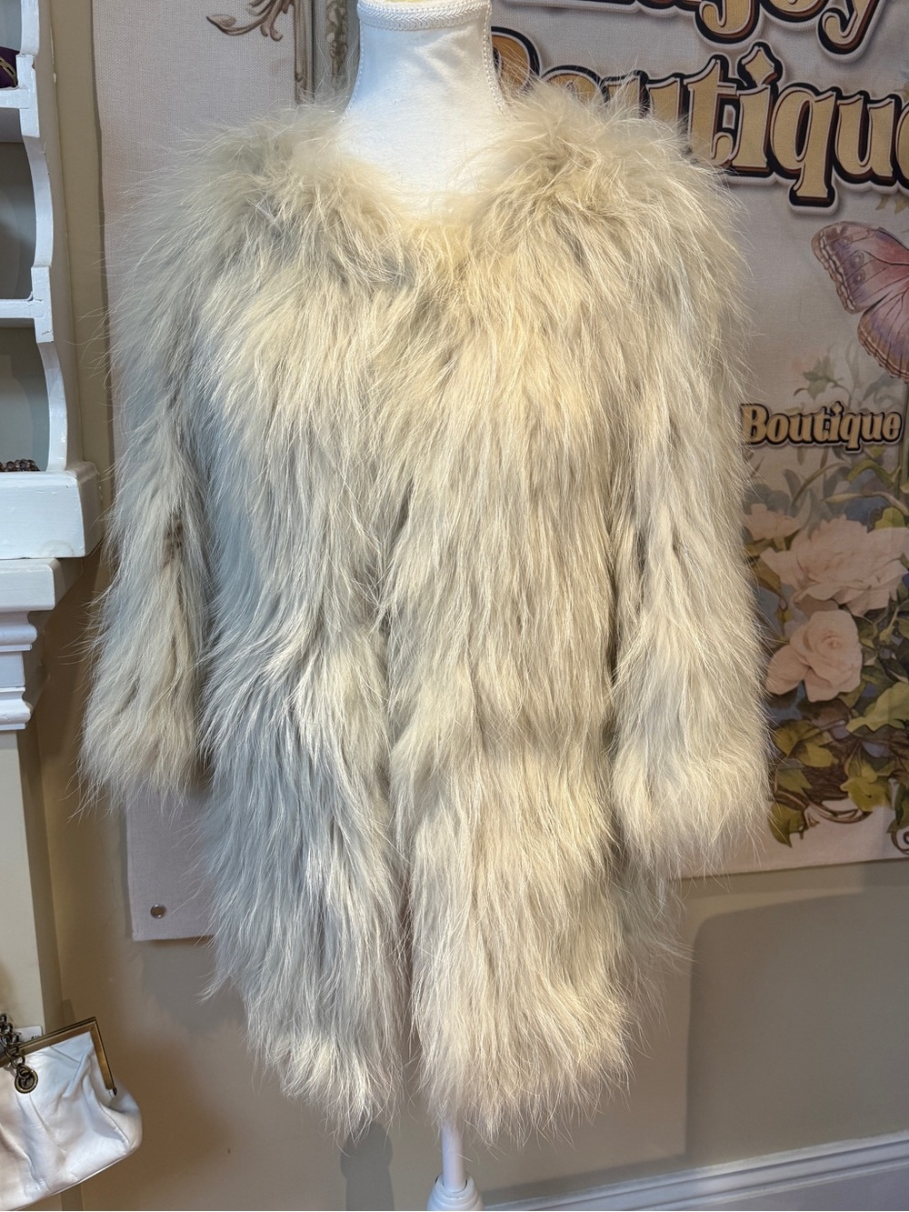 Beige raccoon dog fur